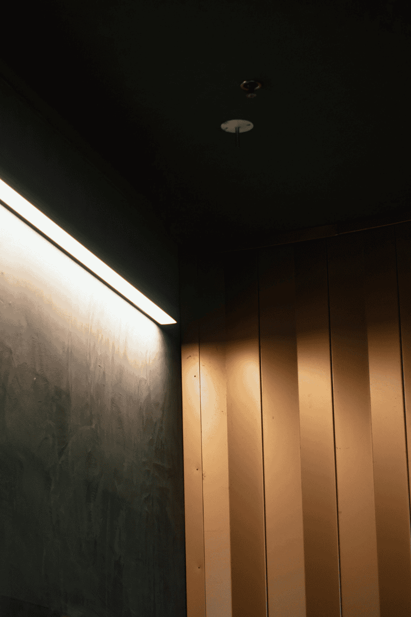 Linear Aydınlatma: Modern Mekânlarda Işığın Çizgisel Zarafeti